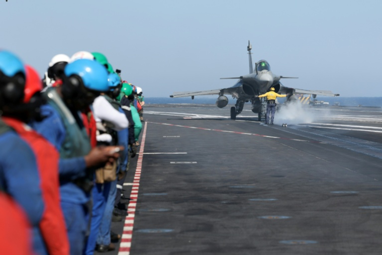 Un avion Rafale s'apprête à être catapulté devant les personnels de pont le 10 juillet 2026 ( AFP / Pascal POCHARD-CASABIANCA )