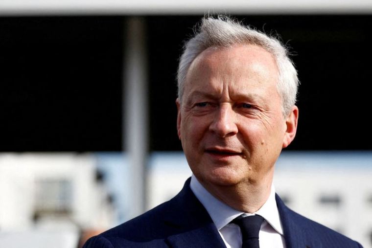 Bruno Le Maire arrive pour une visite dans une usine Renault, près du Havre