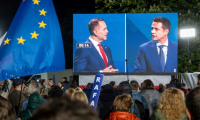 Des partisans du maire de Varsovie pro-européen, Rafal Trzaskowski (d), observent un débat entre leur candidat et son principal adversaire à la présidentielle, le nationaliste Karol Nawrocki (g), à Varsovie, le 12 mai 2025 ( AFP / Wojtek RADWANSKI )
