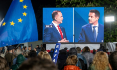 Des partisans du maire de Varsovie pro-européen, Rafal Trzaskowski (d), observent un débat entre leur candidat et son principal adversaire à la présidentielle, le nationaliste Karol Nawrocki (g), à Varsovie, le 12 mai 2025 ( AFP / Wojtek RADWANSKI )