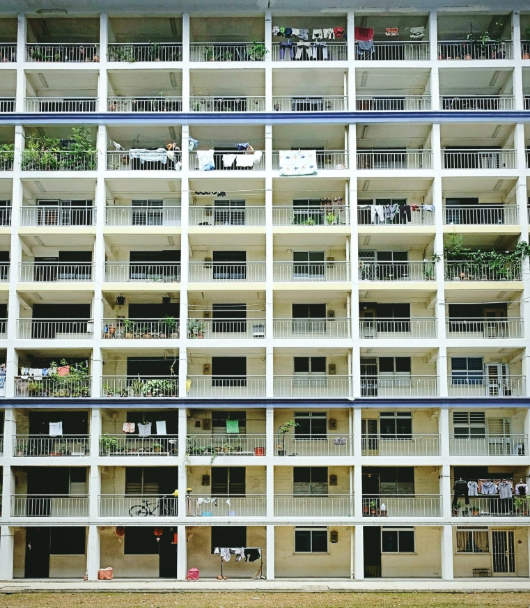 Emmanuel Macron et le dossier du logement / danist-soh-Pp3ZgSWhMAs-unsplash