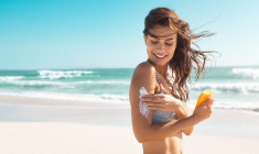 Il faut absolument protéger sa peau du soleil avant toute exposition crédit photo : Shutterstock