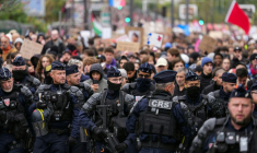 Devant le cortège de manifestants pour le pouvoir d'achat et les services publics à Paris, le 24 octobre 2026 ( AFP / Dimitar DILKOFF )