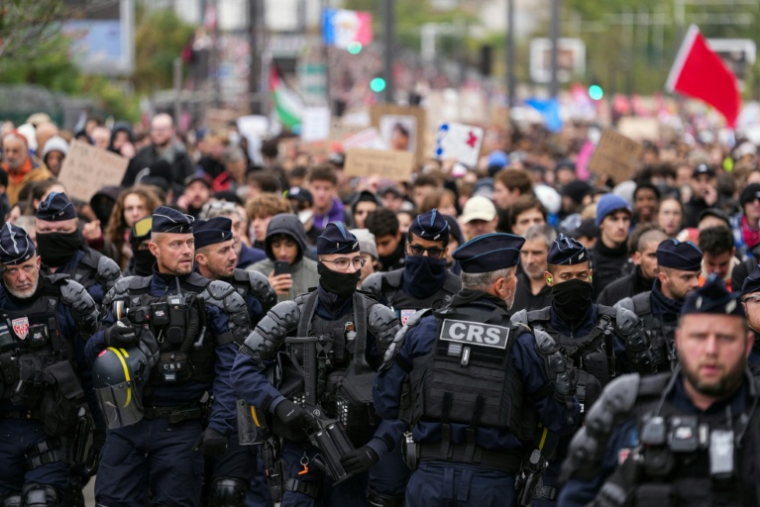 Devant le cortège de manifestants pour le pouvoir d'achat et les services publics à Paris, le 24 octobre 2026 ( AFP / Dimitar DILKOFF )