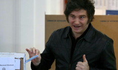 Le président argentin Javier Milei vote à Buenos Aires lors des élections législatives de mi-mandat, le 26 octobre 2025 ( AFP / Luis ROBAYO )