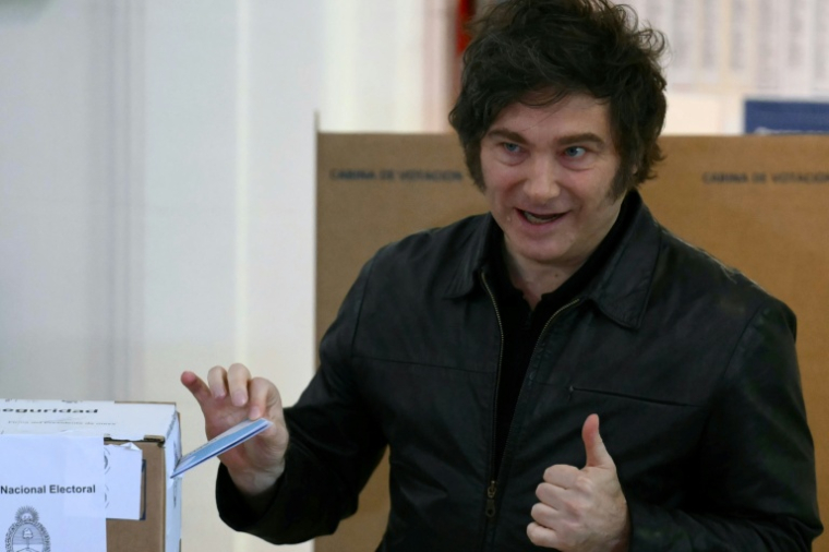 Le président argentin Javier Milei vote à Buenos Aires lors des élections législatives de mi-mandat, le 26 octobre 2025 ( AFP / Luis ROBAYO )