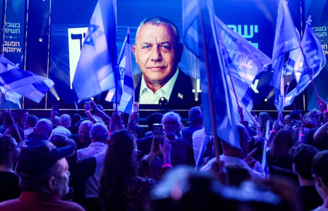 Un meeting de Gadi Eisenkot, à Tel Aviv, le 25 octobre 2026 ( AFP / Jack GUEZ )
