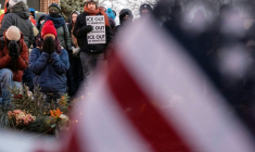 Un mémorial de fortune le 25 janvier 2026 près du lieu où Alex Pretti, un infirmier américain de 37 ans, a été tué par balle par des agents fédéraux, à Minneapolis (Minnesota) ( AFP / ROBERTO SCHMIDT )