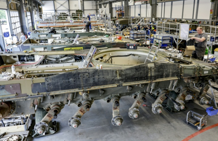 Assemblage d'un char de combat Leopard 2A4 dans l'usine Rheinmetall, conglomérat industriel allemand spécialisé dans l'armement et l'équipement automobile, le 6 juin 2023 à Unterluess, dans le nord de l'Allemagne  ( AFP / Axel Heimken )