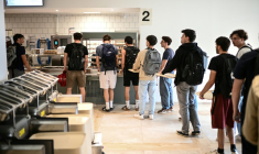 Des étudiants font la queue dans un restaurant du Crous à l'Université de Bordeaux, le 24 avril 2026 à Talence, en Gironde ( AFP / Christophe ARCHAMBAULT )