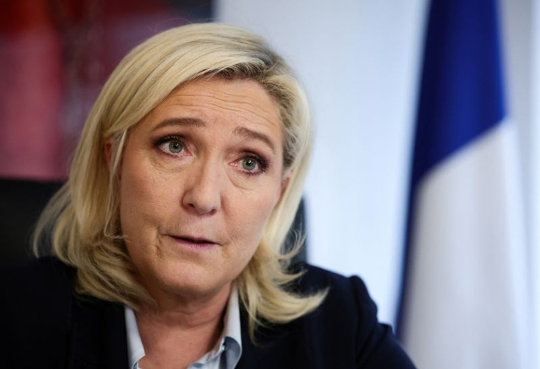 MARINE LE PEN "TEND LA MAIN" À MARION MARÉCHAL