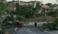 Cette photographie, prise le 24 août 2026, montre des maisons endommagées et des arbres renversés après le passage d'une tornade à Pomas, dans le sud-ouest de la France ( AFP / Idriss Bigou-Gilles )