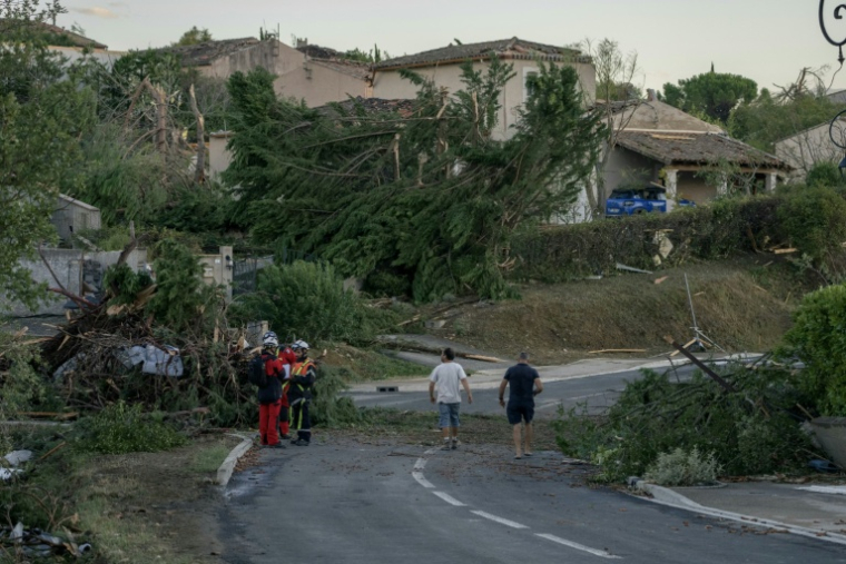 Cette photographie, prise le 24 août 2026, montre des maisons endommagées et des arbres renversés après le passage d'une tornade à Pomas, dans le sud-ouest de la France ( AFP / Idriss Bigou-Gilles )