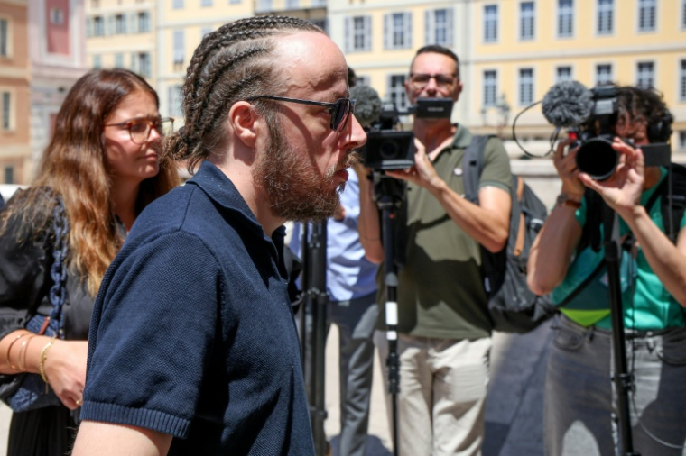 Stéphane G., alias Coudoux, arrive au tribunal de Nice, le 6 juillet 2026, pour l'ouverture du procès des streameurs Safine et Naruto, poursuivis pour des faits de violence liés au décès de Raphaël Graven, connu en ligne sous le nom de Jean Pormanove, survenu lors d'une diffusion en direct ( AFP / Valery HACHE )