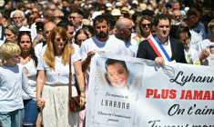 La tête du cortège qui a rendu hommage le 7 juin 2026 à Fleurance, dans le Gers, à Lyhanna, 11 ans retrouvée morte trois jours auparavant ( AFP / Lionel BONAVENTURE )