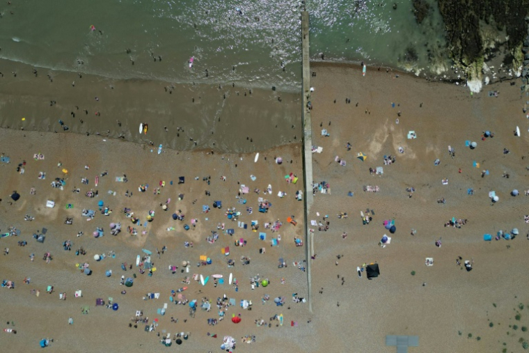 Photo aérienne de la plage de Saltdan, près de Brighton, sur la côte sud de l'Angleterre, le 25 mai 2026 ( AFP / Ben STANSALL )