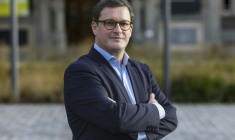 Le maire socialiste de Lille, Arnaud Deslandes, le 10 décembre 2025 devant l'hôtel de ville ( AFP / Sameer Al-DOUMY )