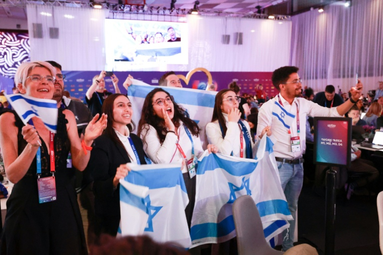 Des fans du candidat israélien dans la zone réservée à la presse de l'Eurovision à Vienne, en Autriche, le 12 mai 2026 ( AFP / Radek MICA )