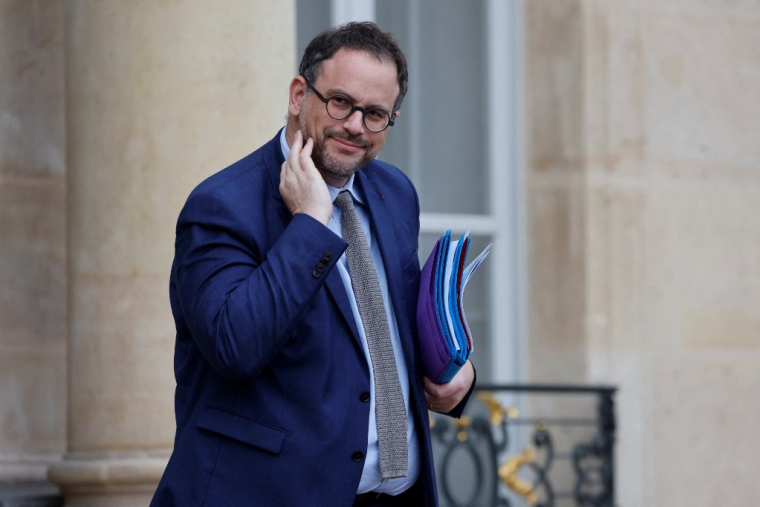 Le ministre de la Santé Aurélien Rousseau à la sortie du conseil des ministres à l'Élysée, à Paris, le 12 décembre.  ( AFP / LUDOVIC MARIN )