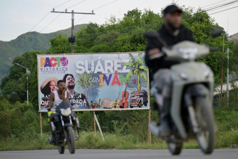 Un panneau de campagne du candidat de gauche à la présidence de la Colombie, Ivan Cepeda, à Suarez, dans le département du Cauca, en Colombie, le 27 mai 2026 ( AFP / JOAQUIN SARMIENTO )