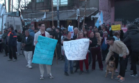 Manifestations près du meeting de clôture des élections provinciales du parti de Milei