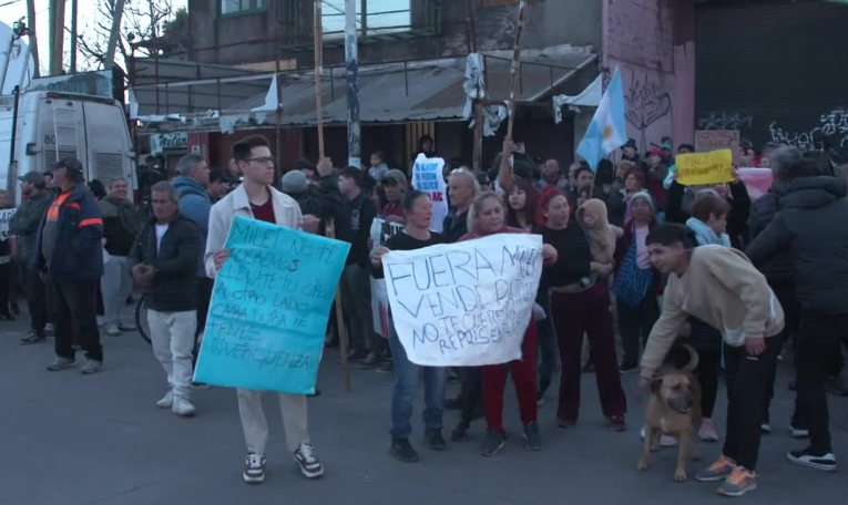 Manifestations près du meeting de clôture des élections provinciales du parti de Milei