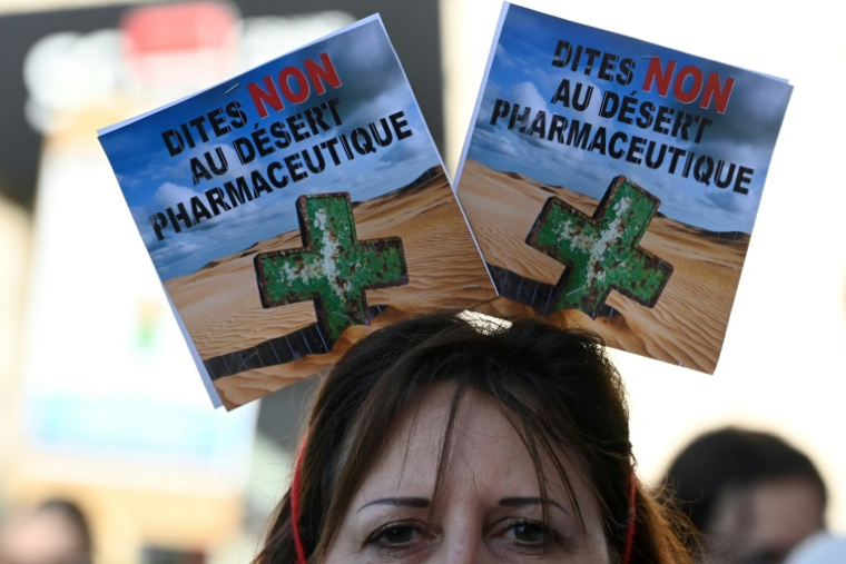 Manifestation au Mans le 18 septembre 2025 dans le cadre d'un mouvement national pour protester contre la décision du gouvernement, depuis suspendue, de réduire le plafond des remises sur les génériques ( AFP / JEAN-FRANCOIS MONIER )