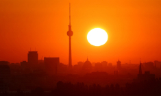 Le soleil se lève derrière l'horizon de Berlin.