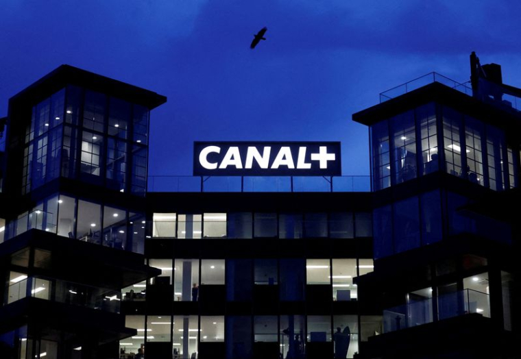 Logo de la chaîne de télévision française "Canal Plus" près de Paris