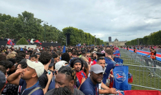 Des supporteurs du Paris Saint-Germain attendent l'arrivée des joueurs sacrés champions d'Europe sur le Champs-de-Mars à Paris, le 31 mai 2026   ( AFP / Kenzo TRIBOUILLARD )