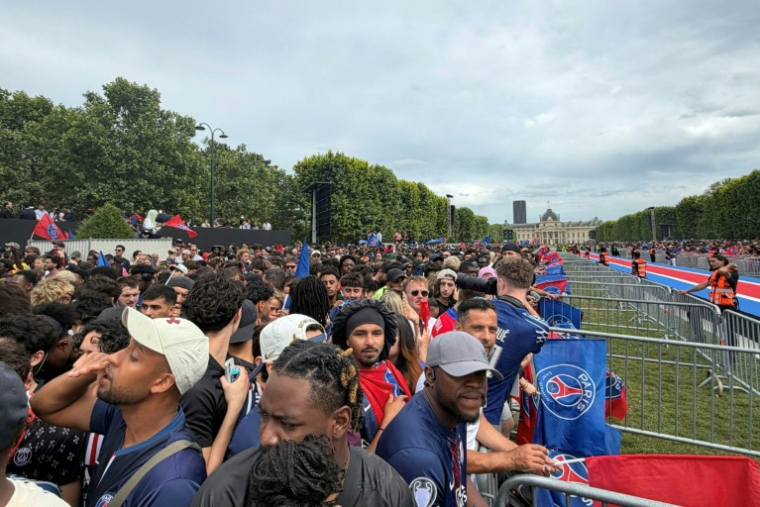 Des supporteurs du Paris Saint-Germain attendent l'arrivée des joueurs sacrés champions d'Europe sur le Champs-de-Mars à Paris, le 31 mai 2026   ( AFP / Kenzo TRIBOUILLARD )