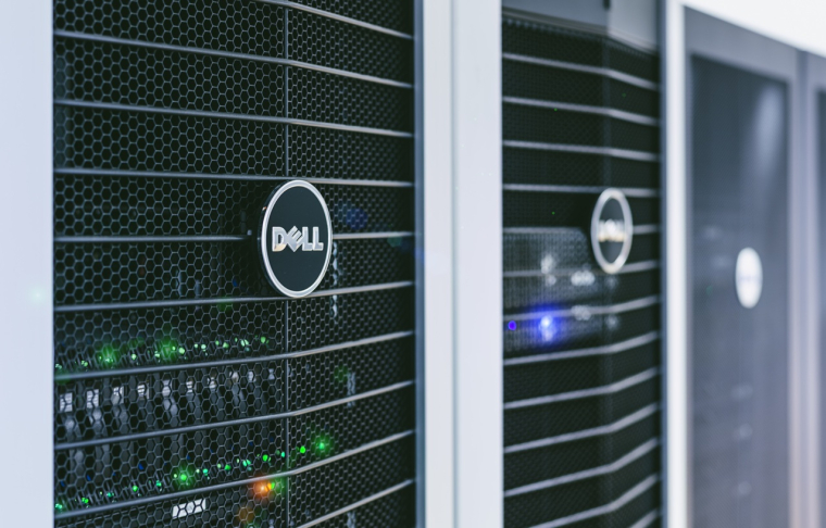 Des serveurs Dell. (crédit photo : Adobe Stock )
