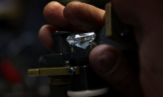 Un diamant examiné à la loupe