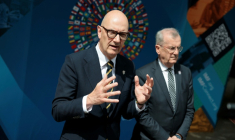 Le ministre de l'Economie Roland Lescure et le gouverneur de la Banque de France François Villeroy de Galhau, à Washington, le 16 avril 2026, pour les réunions de printemps du FMI et de la Banque mondiale  ( AFP / Kent NISHIMURA )