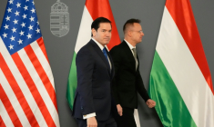 Le chef d la diplomatie américaine Marco Rubio (g) et le ministre hongrois des Affaires étrangères, Peter Szijjarto, à Budapest, en Hongrie, le 16 février 2026 ( POOL / Alex Brandon )