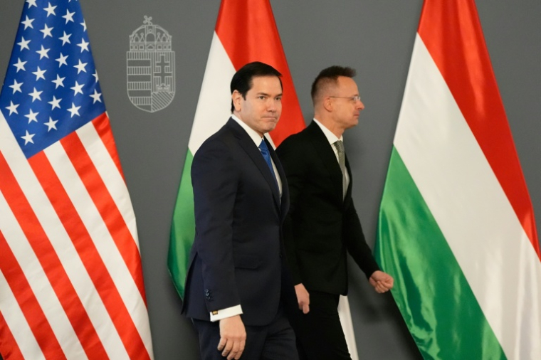 Le chef d la diplomatie américaine Marco Rubio (g) et le ministre hongrois des Affaires étrangères, Peter Szijjarto, à Budapest, en Hongrie, le 16 février 2026 ( POOL / Alex Brandon )