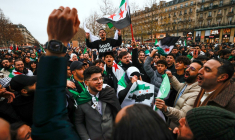Des membres de la communauté syrienne à Paris, le 8 décembre 2024. ( AFP / XAVIER GALIANA )