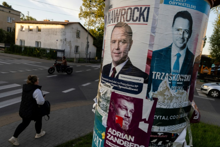 Les affiches électorales du maire de Varsovie pro-européen, Rafal Trzaskowski (d), de l'historien nationaliste Karol Nawrocki (g) et du candidat de gauche Adrian Zandberg sont affichées dans une rue de Varsovie, le 6 mai 2025 ( AFP / Wojtek RADWANSKI )