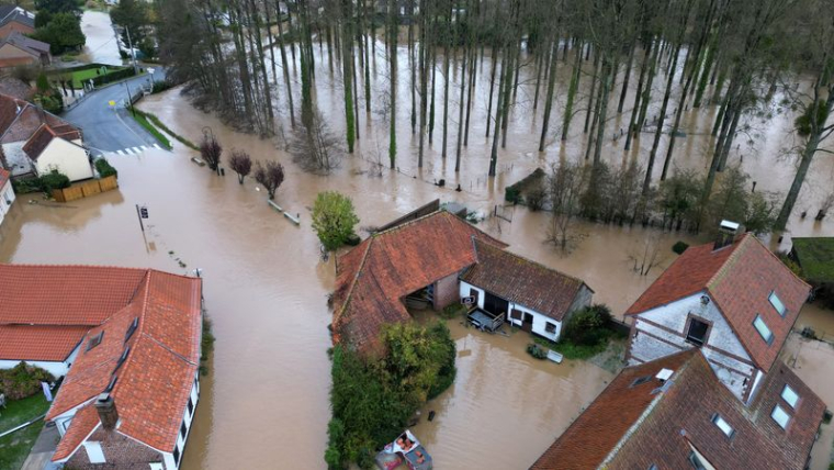 Une vue aérienne montrant une zone inondée à Estrée