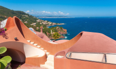 Le décès de Pierre Cardin, le 29 décembre 2020, ravive les interrogations sur l’avenir du Palais Bulles, son extravagante propriété crédit photo : Shutterstock