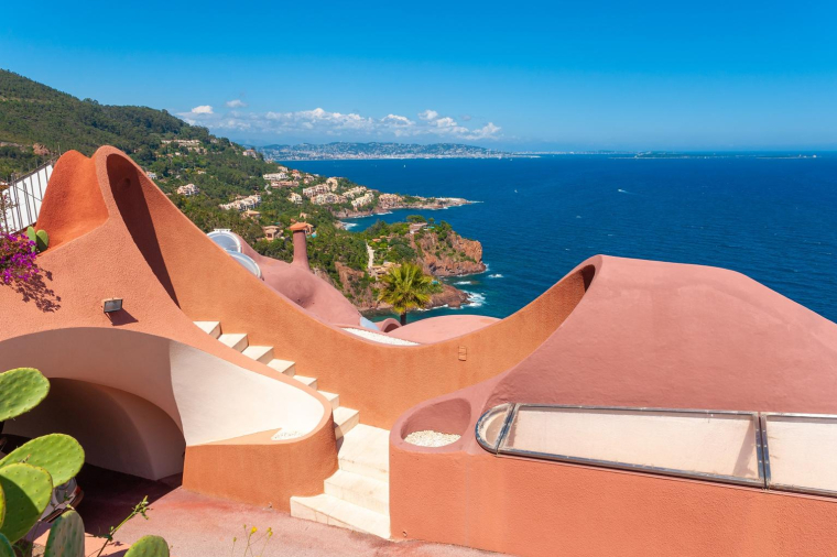Le décès de Pierre Cardin, le 29 décembre 2020, ravive les interrogations sur l’avenir du Palais Bulles, son extravagante propriété crédit photo : Shutterstock