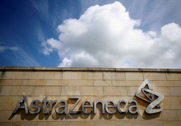 Un logo de l'entreprise est visible sur le site d'AstraZeneca à Macclesfield, au Royaume-Uni