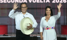 Les candidats au second tour de la présidentielle au Pérou, Keiko Fujimori (droite) et Roberto Sanchez (gauche), lors d'un débat à Lima le 31 mai 2026 ( AFP / ERNESTO BENAVIDES )