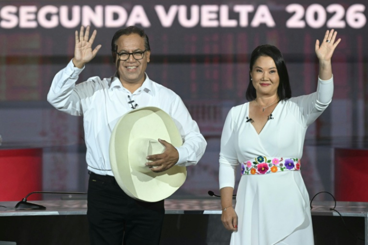 Les candidats au second tour de la présidentielle au Pérou, Keiko Fujimori (droite) et Roberto Sanchez (gauche), lors d'un débat à Lima le 31 mai 2026 ( AFP / ERNESTO BENAVIDES )