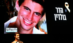 Chemi Goldin (bas), le frère du soldat israélien Hadar Goldin (haut) tué en 2014 à Gaza et dont la dépouille doit être restituée dimanche par le Hamas, prend la parole lors d'un rassemblement à Tel-Aviv le 25 octobre 2025 ( AFP / Jack GUEZ )