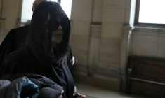 Isabelle Adjani arrive au palais de justice de Paris le 1er avril 2026 ( AFP / Alain JOCARD )