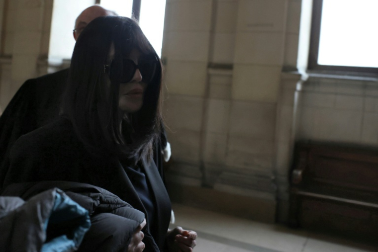 Isabelle Adjani arrive au palais de justice de Paris le 1er avril 2026 ( AFP / Alain JOCARD )
