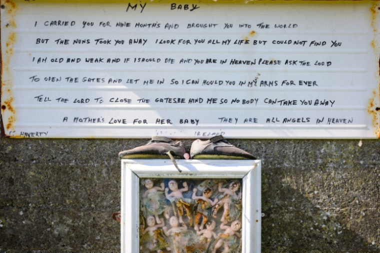 Photo prise sur le site de l'ancien foyer St Mary, où 796 enfants avaient été inhumés anonymement, le 20 mai 2025 à Tuam dans l'Ouest de l'Irlande ( AFP / Paul Faith )
