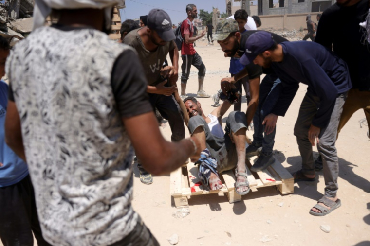 Un Palestinien est aidé après son retour blessé d'une zone où il devait récupérer de la nourriture, à Jabalia, dans le nord de la bande de Gaza, le 1er août 2025 ( AFP / Bashar TALEB )