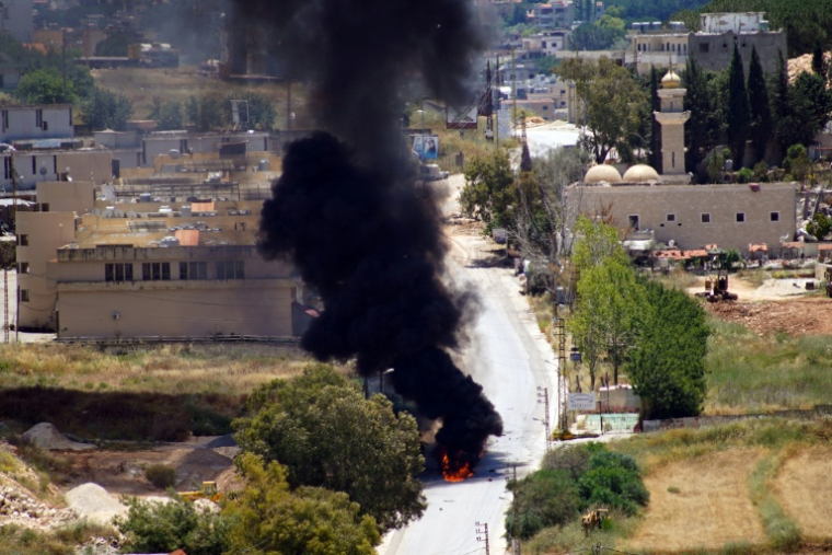 De la fumée s'élève d'un véhicule ciblé par une attaque de drone israélien dans la ville de Nabatieh, au sud du Liban, le 5 juin 2026 ( AFP / Abbas Fakih )